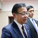 　片山財務相との協議後、取材に応じる上野厚労相＝１６日午後、財務省