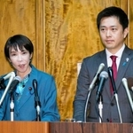 　会談後、記者会見する高市首相（左）と日本維新の会の吉村代表＝１６日午後、国会