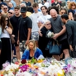 　悲しみに暮れる犠牲者の親族ら＝１６日、オーストラリア・シドニー（ロイター＝共同）