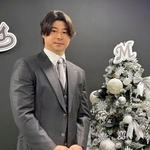 　契約更改交渉後、写真撮影に応じるロッテの藤岡＝１６日、ＺＯＺＯマリンスタジアム