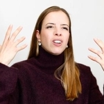 　インタビューに答えるカロリナ・コストナーさん