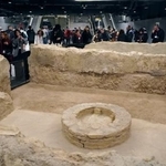 　ローマの地下鉄駅に展示された住居跡＝１６日（共同）