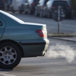 　排ガスを出す自動車＝１６日、ドイツ・ベルリン（ロイター＝共同）