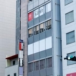 　放火殺人事件発生から４年となった大阪・北新地のビル＝１７日朝