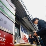 　大阪・北新地の放火殺人事件から４年となり、ビルの前でお経を読む西沢弘太郎院長の妹伸子さん＝１７日午前