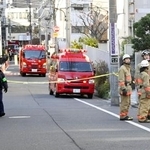 　１５日、火災のあった個室サウナ店周辺に駆けつけた消防隊員ら＝東京都港区