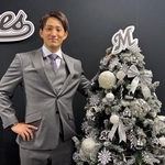 　契約更改交渉後、写真撮影に応じポーズをとるロッテの小島＝１７日、ＺＯＺＯマリンスタジアム