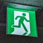 　パナソニック製の誘導灯（同社提供）