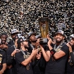 　スパーズとのＮＢＡカップ決勝を制し、トロフィーを手に喜ぶニックスの選手たち＝ラスベガス（ＮＢＡＥ・ゲッティ＝共同）