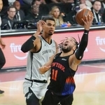　スパーズとのＮＢＡカップ決勝でシュートを放つニックスのブランソン（右）＝ラスベガス（イマジンイメージズ・ロイター＝共同）