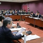 　条例改正案が報告された福岡市議会＝１７日午前