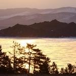 　朝焼けのバイカル湖＝３月、ロシア・イルクーツク州（タス＝共同）