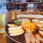 　中国にある北朝鮮レストランで提供された北朝鮮製ビールと冷麺＝７月（共同）