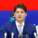 　契約を更改し、記者会見する中日・石川昂＝１７日、ナゴヤ球場