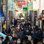 　観光客でにぎわう神奈川県鎌倉市の商店街。１～１１月に日本を訪れた外国人客は推計３９０６万５６００人となり、通年での過去最多を更新した＝１７日午後