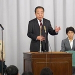 　党会合であいさつする立憲民主党の野田代表（中央）＝１７日午後、国会