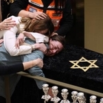 　銃乱射事件の犠牲者の葬儀で悲しむ遺族ら＝１７日、シドニー（ゲッティ＝共同）