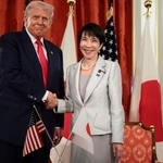 　１０月、会談後に握手する高市首相（右）とトランプ米大統領＝東京・元赤坂の迎賓館（ロイター＝共同）