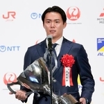 　「日本プロスポーツ大賞」に選出され、あいさつする米大リーグ・ドジャースの山本由伸投手＝１７日午後、東京都千代田区