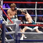 　ＷＢＯフライ級世界戦の１回、アンソニー・オラスクアガ（右）に攻められる桑原拓＝両国国技館