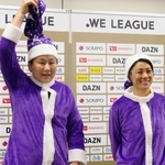　サンタクロースの衣装を着用し、年内最後のＷＥリーグ戦をＰＲする海堀あゆみさん（左）と近賀ゆかりさん＝１７日午後、東京都文京区