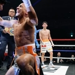 　世界ライトフライ級２団体王座統一戦で、レネ・サンティアゴ（左）に敗れた高見亨介＝両国国技館