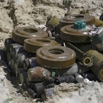 　爆破処理のため埋められるロシア軍の地雷や不発弾＝２０２２年、キーウ郊外（共同）