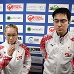 　混合ダブルス１次Ｌで敗退が決まり五輪出場を逃し、取材に応じる小穴桃里（左）、青木豪組＝ケロウナ（共同）