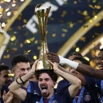 　インターコンチネンタル杯を制し、トロフィーを掲げるパリ・サンジェルマンの選手ら＝１７日、カタール・アルラヤン（ロイター＝共同）