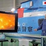 　火災現場を上空から撮影した映像について説明する大分県警航空隊の宮副一成副隊長＝１８日午前、大分県国東市