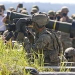 　「ジャベリン」の実弾射撃に臨む米陸軍の兵士＝２０２２年８月、熊本県山都町