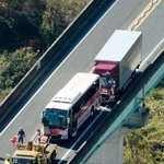 　観光バス（中央）に大型トラックが追突した徳島自動車道の事故現場＝１８日午後１時２２分、徳島県美馬市（共同通信社ヘリから）