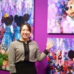 　写真展を鑑賞した女子ゴルフの竹田麗央＝１８日、東京都港区（（Ｃ）Ｄｉｓｎｅｙ）