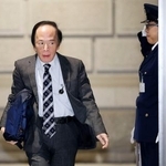 　金融政策決定会合のため、日銀本店に入る植田総裁＝１８日午前（代表撮影）