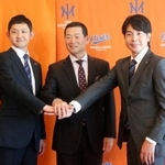 　オイシックスのＣＢＯに就任し記念写真に納まる桑田真澄氏（中央）ら＝１８日、東京都内のホテル