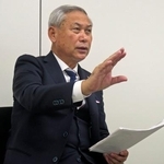 　取材に応じる日本サッカー協会の佐々木則夫女子委員長＝１８日、東京都文京区