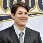 　契約更改を終え、取材に応じるオリックス・九里＝１８日、大阪市