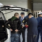 　羽田空港で白タクの取り締まりを行う警視庁の警察官ら＝２０１７年１２月