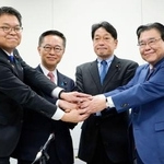 　「年収の壁」を１７８万円に引き上げることで合意し、握手する自民党の小野寺税調会長（中央右）と国民民主党の古川税調会長（同左）＝１８日午後、国会