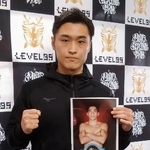 　ボクシングＩＢＦスーパーバンタム級での再起戦を発表し、対戦相手の写真を手にポーズをとる西田凌佑＝１８日、大阪市住吉区