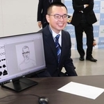 　似顔絵作成システムの試作機で描かれた絵とモデルとなった警察官＝１８日午前、愛知県警本部