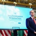 　記者会見でトランプ口座を説明するベセント米財務長官＝１７日、ワシントン（ロイター＝共同）