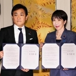 　国会内で会談し「年収の壁」引き上げを巡る合意書を手にする高市首相（右）と国民民主党の玉木代表＝１８日午後