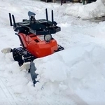 　ＪＲ西日本などが開発を進めるリモコン操作型の除雪機＝青森県十和田市（同社提供）