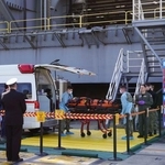 　米空母ジョージ・ワシントンで実施された日米合同の原子力防災訓練＝１８日午前、神奈川県横須賀市