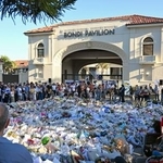 　１８日、オーストラリア・シドニーで銃乱射事件の犠牲者を追悼する人々（共同）