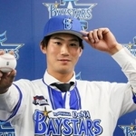 　現役ドラフトで中日からＤｅＮＡに移籍した浜＝１８日、横浜市の球団事務所