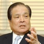 　インタビューに答える片山虎之助さん＝２００４年１月