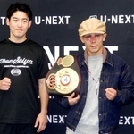 　記者会見後、写真撮影に応じるＷＢＡバンタム級王者の堤聖也（右）＝１８日、東京都内