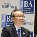 　記者会見する全国銀行協会の半沢淳一会長＝１８日午後、東京都千代田区